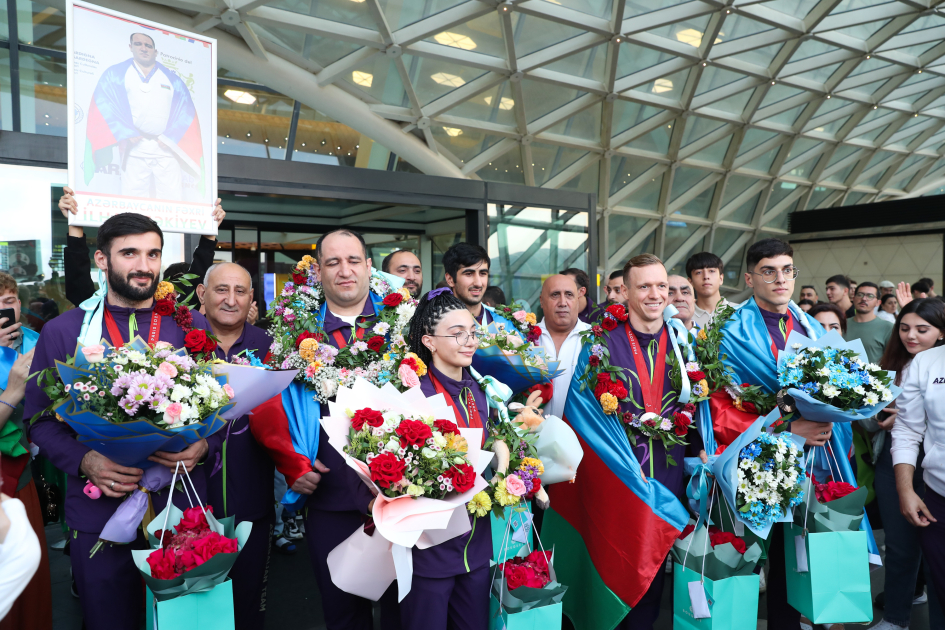 Paris Paralimpiadasında medal qazanmış Azərbaycan idmançıları Vətənə dönüblər